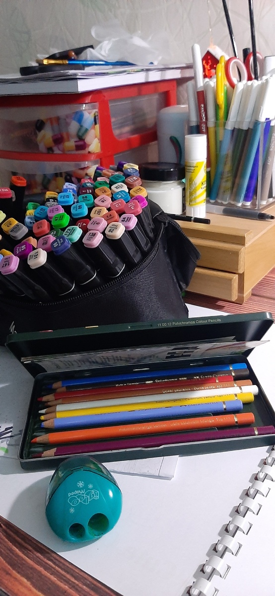 Процесс раскрашивания мышонка из сета от М.Будек. Очень нравятся ее волшебные иллюстрации! Книжку я сделала сама, распечатала и сброшюровала😊 Лежала она у меня год, пришло время ее начать💫