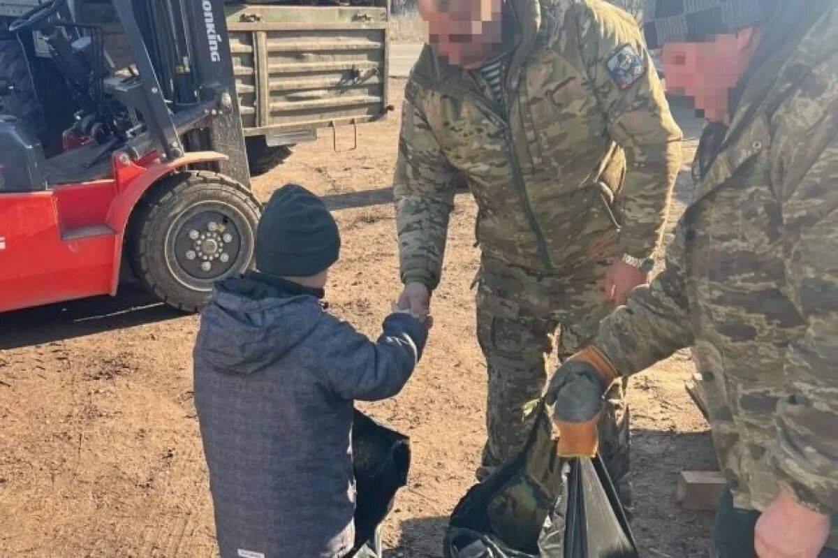    Пятилетний мальчик на Ставрополье купил вместо телефона сапоги для воинов
