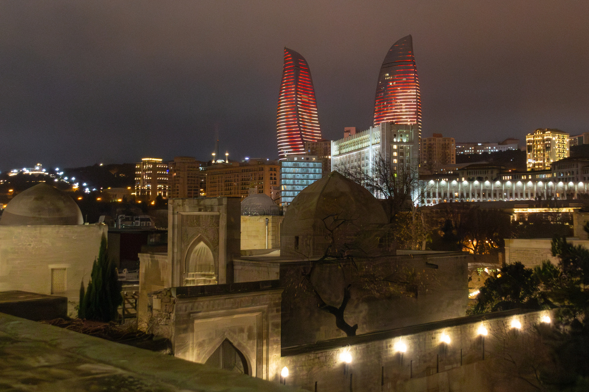 Ночной Баку: огни, ярмарки и встреча Нового года