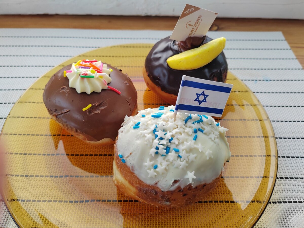 И в каких-то немыслимых количествах едят пончики