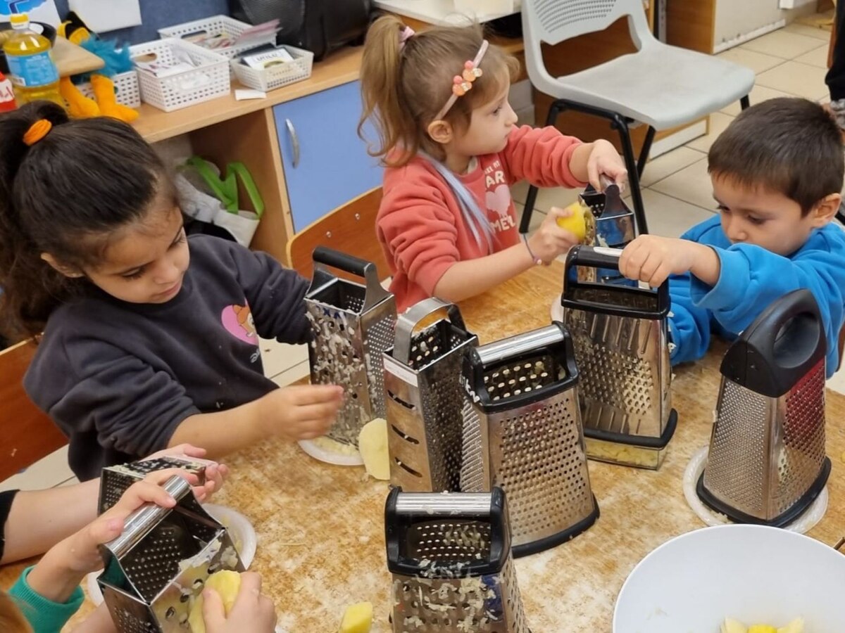 А ещё готовят оладьи из картошки, дети сами тёрли в саду, а воспитатель пекла