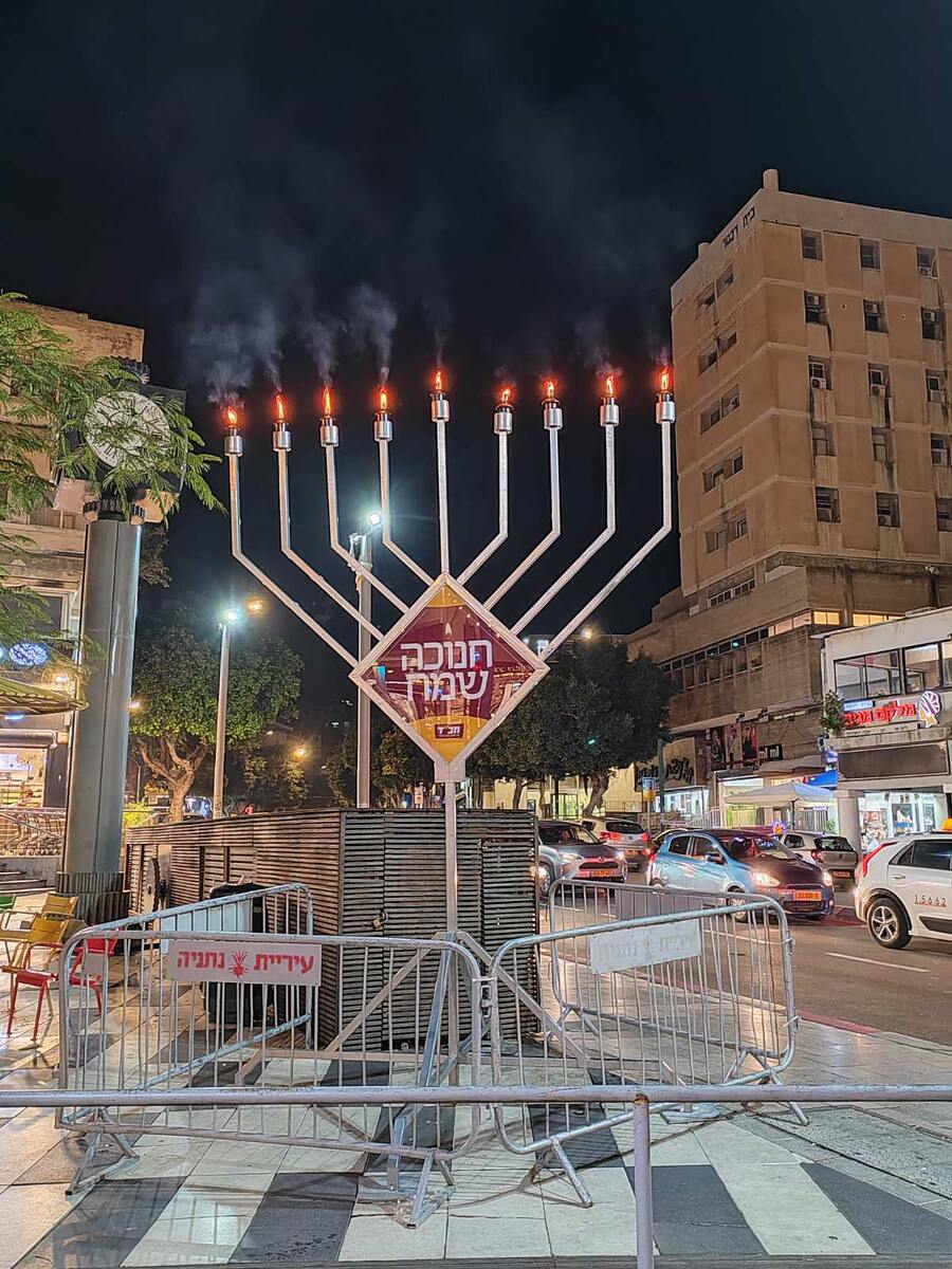 На Хануку зажигают свечи по городу