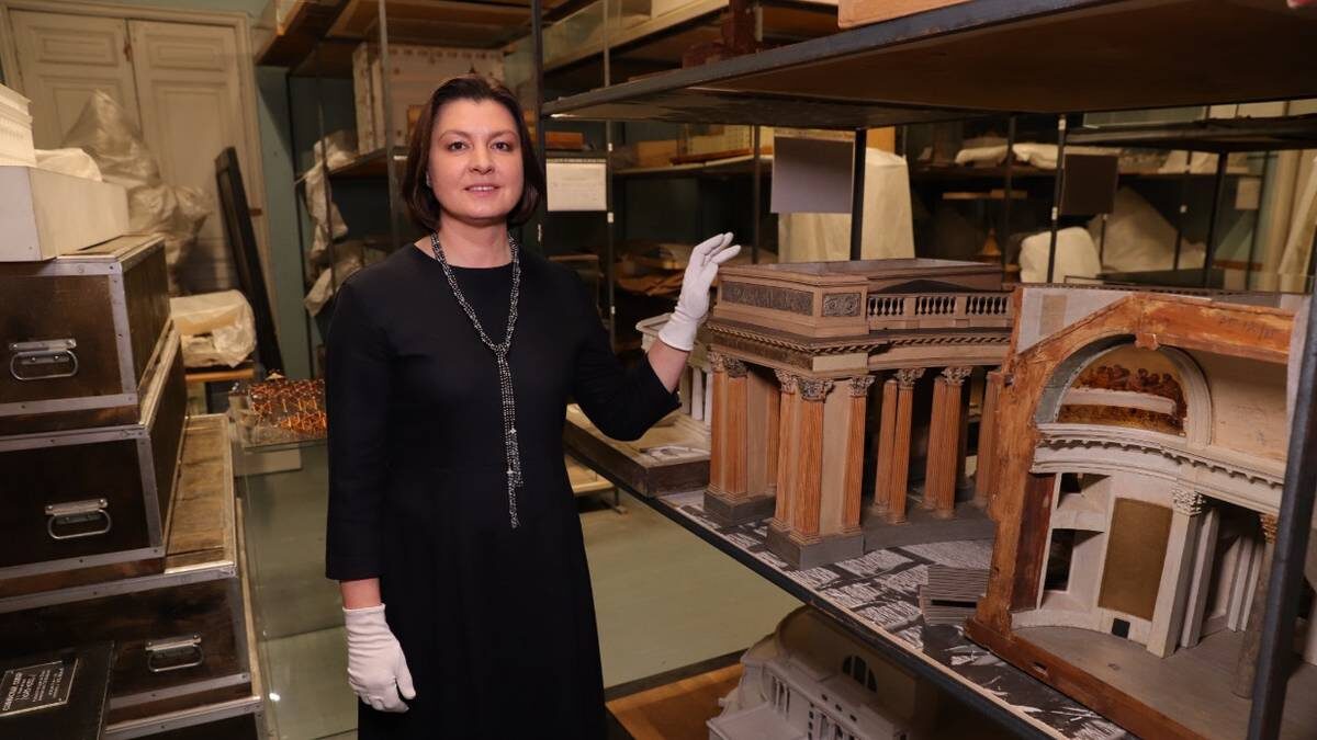    Директор Музея Ахитектуры имени Щусева Наталья Шашкова показывает модель Казанского собора / Фото: Анатолий Цымбалюк / Вечерняя Москва