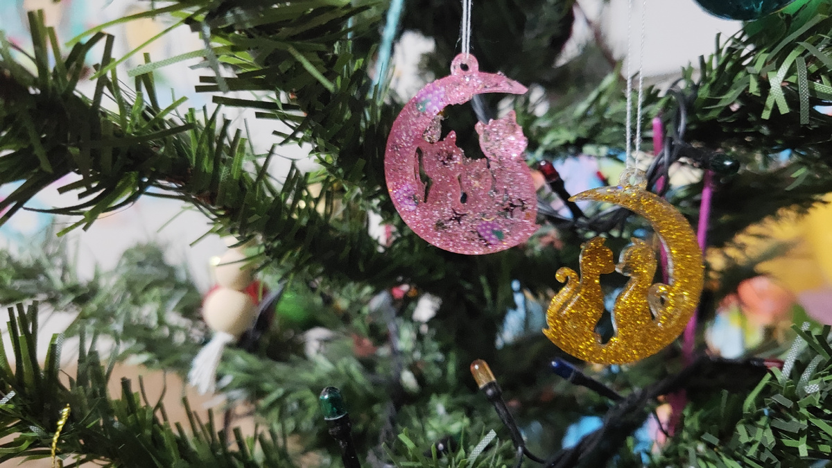 Катя сделала из эпоксидки новые ёлочные игрушки