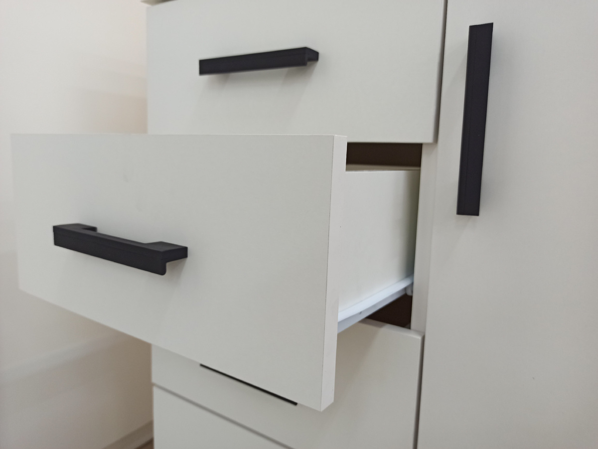 Роликовые направляющие в бюджетном комоде, если ли не перегружать ящики и пользоваться аккуратно могут служить долго 