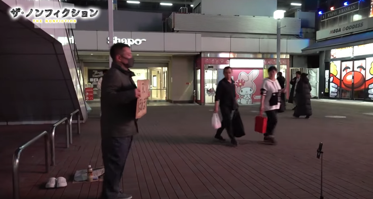 Телеканал приехал снимать, как он хвалит людей, чтобы другие учились!