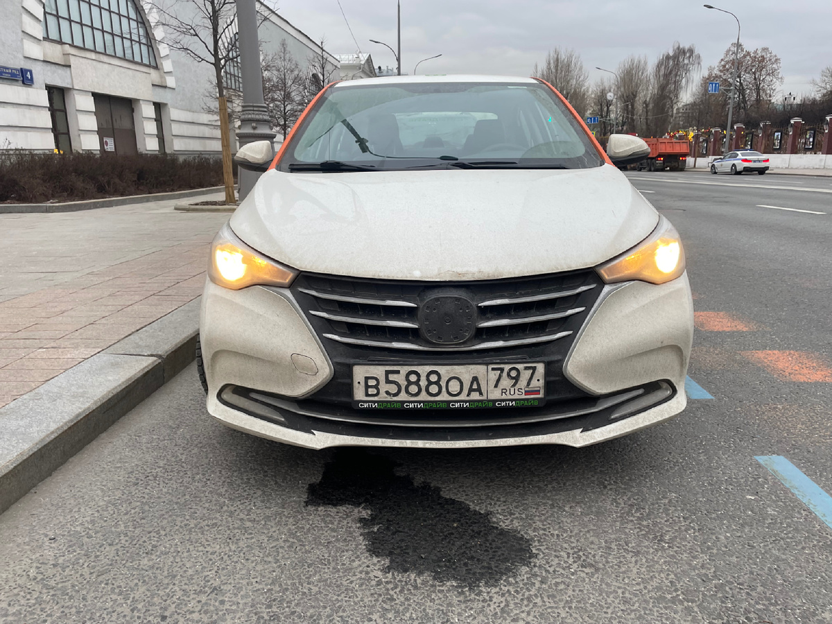 Эта решётка радиатора проглотила столько хрома, что теперь светится ярче, чем будущее китайского автопрома