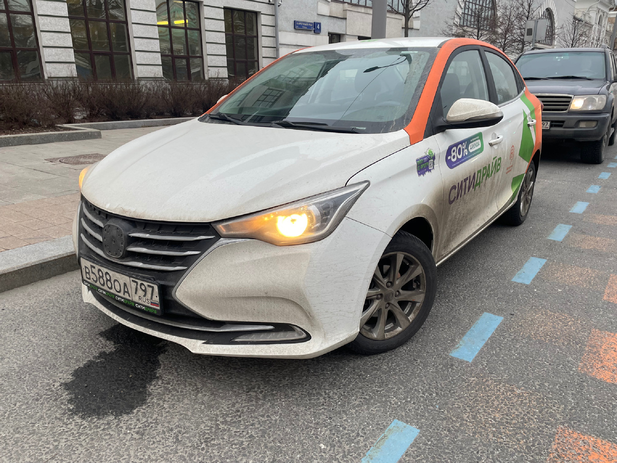 С таким профилем и хромированной улыбкой он выглядит как продавец подержанных автомобилей из 90-х 