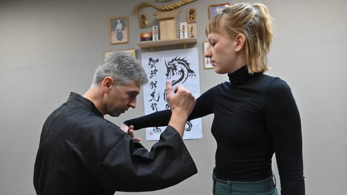    Сенсей Александр Улогов показывает корреспонденту «ВМ» Екатерине Суворовой, как защищаться от противника / Фото: Александр Кочубей / Вечерняя Москва