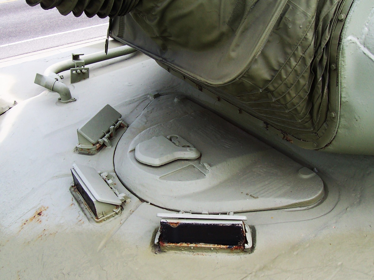 Приборы наблюдения и люк мехвода. Дополнительный лючок в крышке люка предназначен для крепления прибора ночного видения мехвода. Фото: primeportal.net