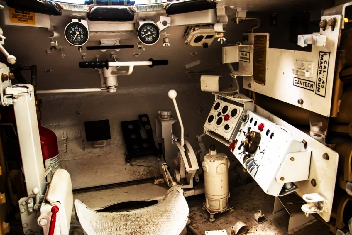 Отделение управления. Поворот танка осуществляется с помощью Т-образного штурвала.