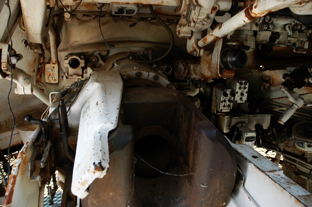 Установка 105мм пушки М68 в башне танка. Фото: toadmanstankpictures.com