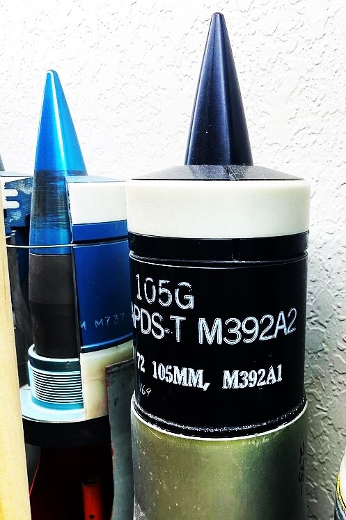 105мм БПС с отделяющимся поддоном М392. Слева- практический БПС М737.