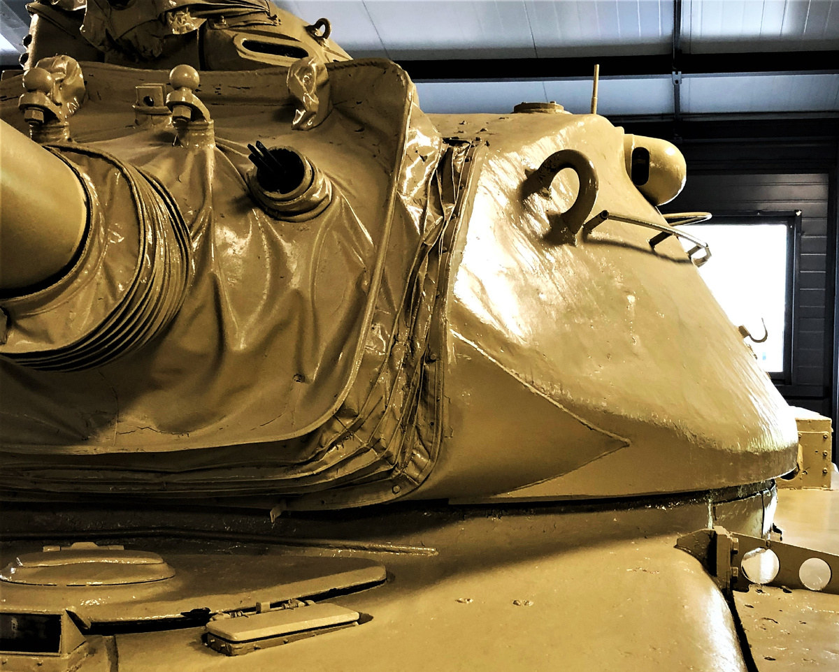 Амбразура спаренного пулемета в орудийной маске.