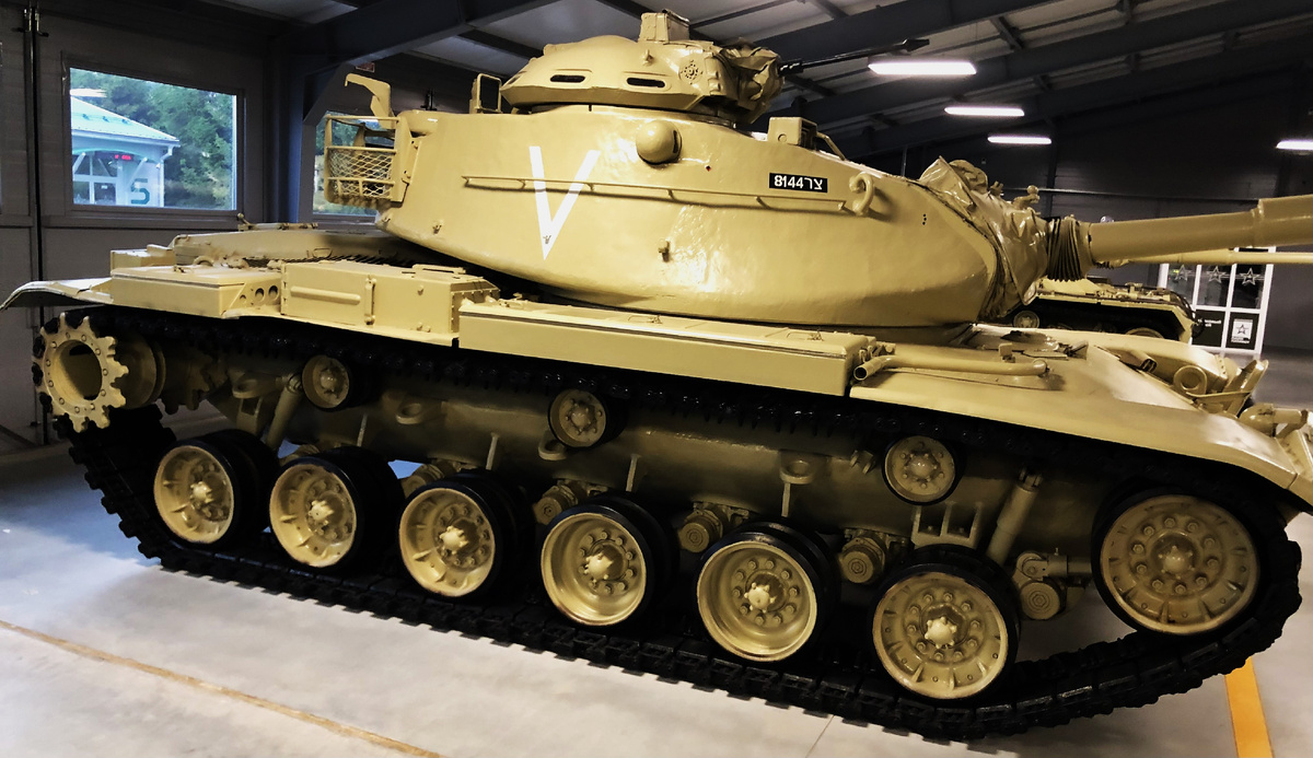 В бортовой стенке башни между головкой оптического дальномера и номерным знаком видно выходное отверстие от кумулятивной струи.