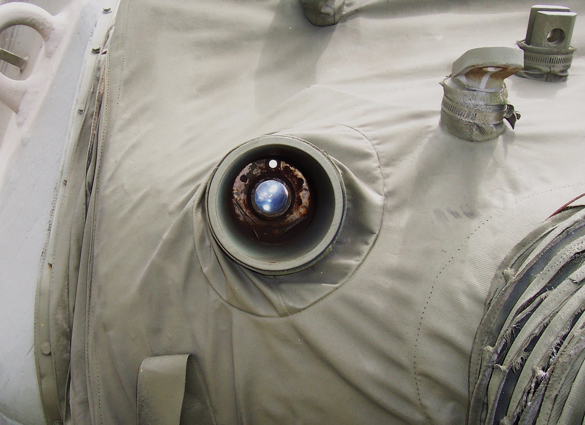 Входное окно вспомогательного прицела наводчика выведено через орудийную маску.