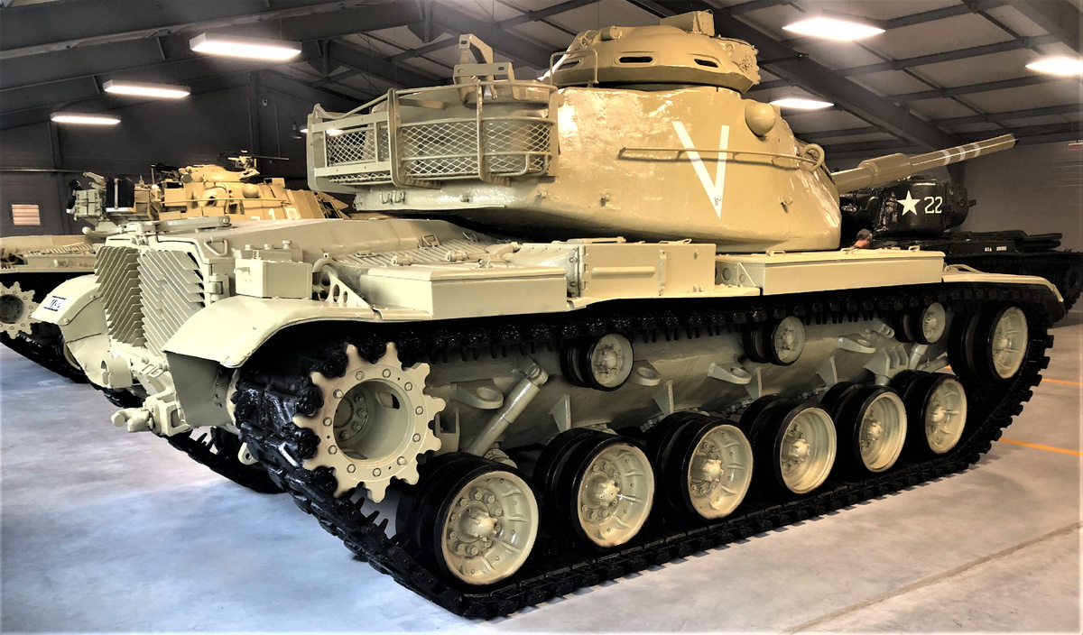 На надгусеничной полке слева направо закреплены: ящик с телефонным аппаратом для связи с поддерживающей танк пехотой; ящик ЗИП; короб воздухоочистителя, ящик ЗИП.