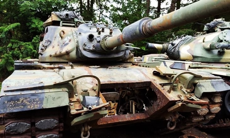 М60А1 с вырезом в носовом узле корпуса. Видно, что НЛД имеет переменную толщину.