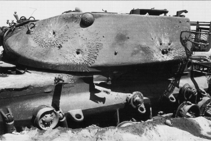 Бортовая проекция башни уничтоженного израильского М60А1. Часть сквозных пробитий , скорее всего , получены в результате попаданий артиллерийских кумулятивных снарядов, судя по диаметру входных отверстий и разлета остатков кумулятивной струи.