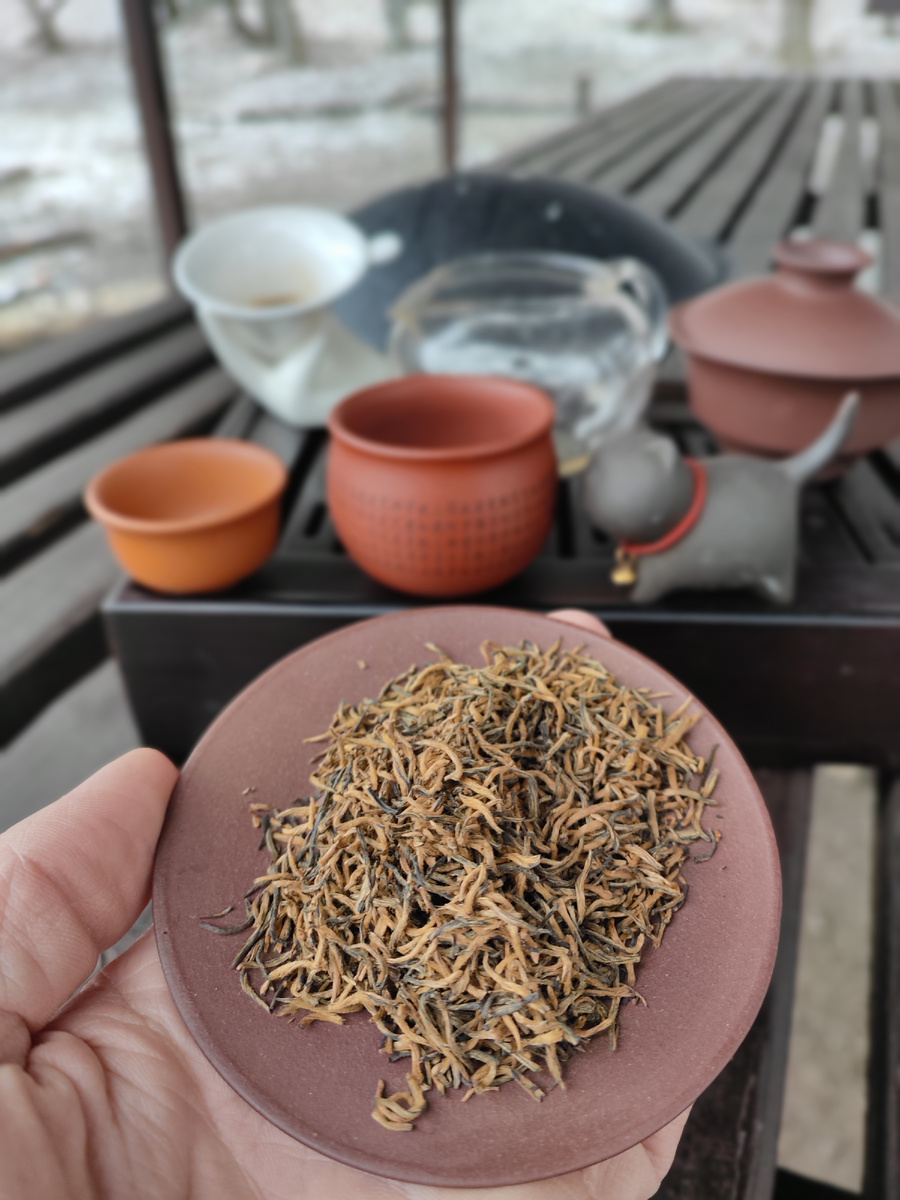 «Цзинь Цзюнь Мэй» («Золотые брови») — один из самых изысканных и ценных красных чаев из провинции Фуцзянь, Китай. 