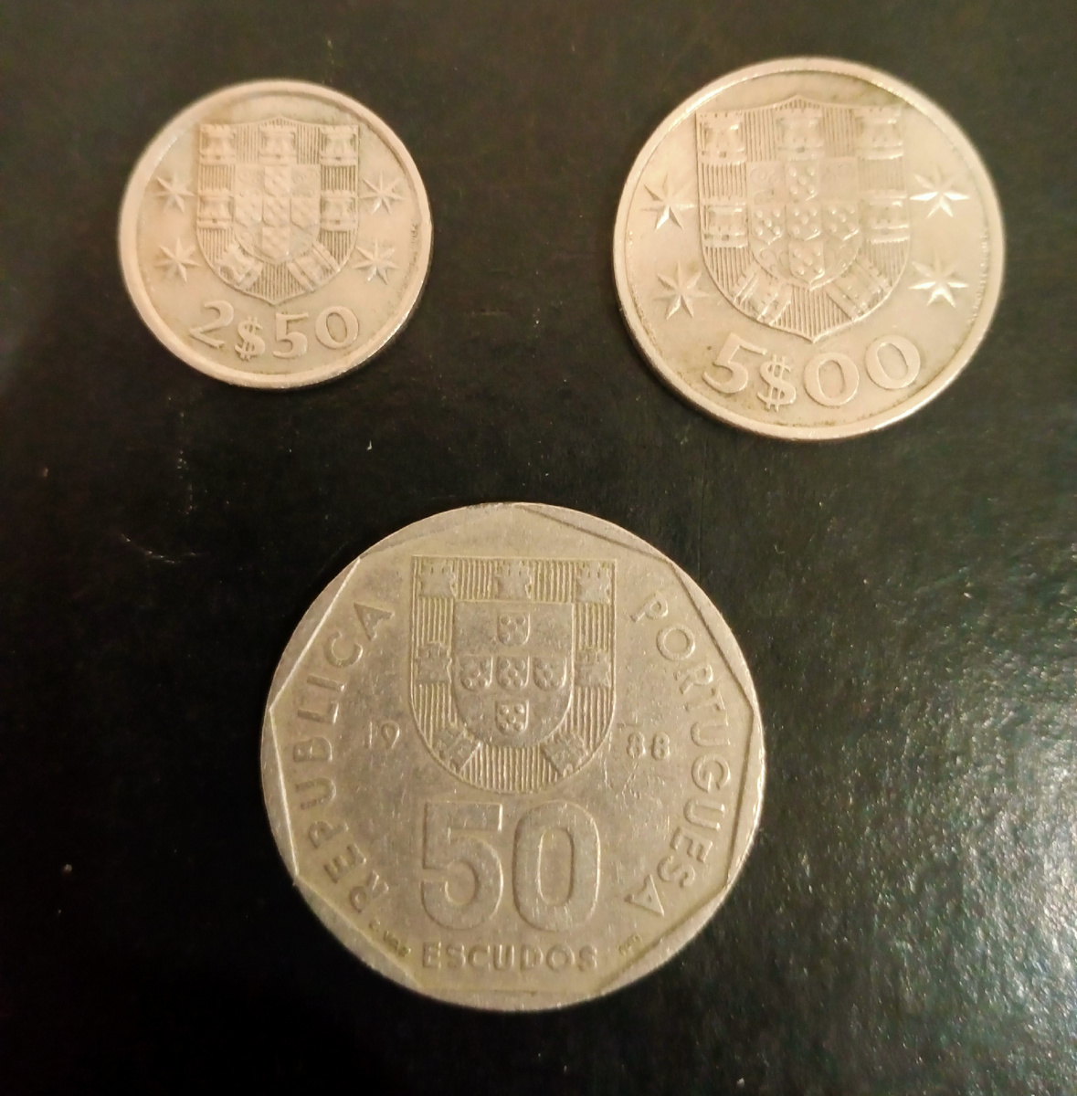 Аверсы монет 2.5; 5 и 50 эскудо. Португалия.