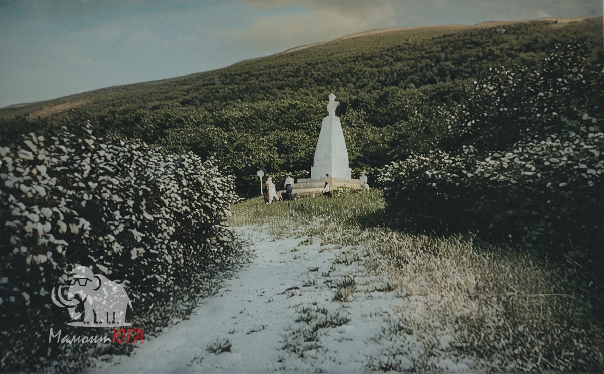 Не самый первый памятник на месте дуэли, но близко к нему