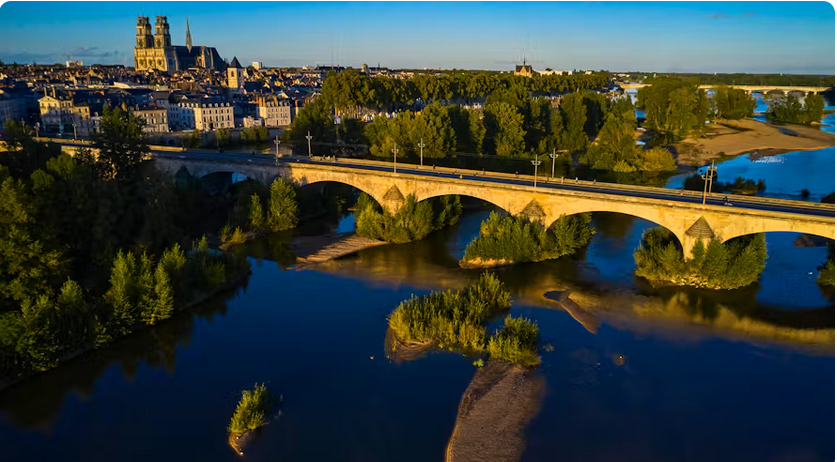 Орлеан пересекает река Луара разделяя город на две части. Источник: www.detoursenfrance.fr