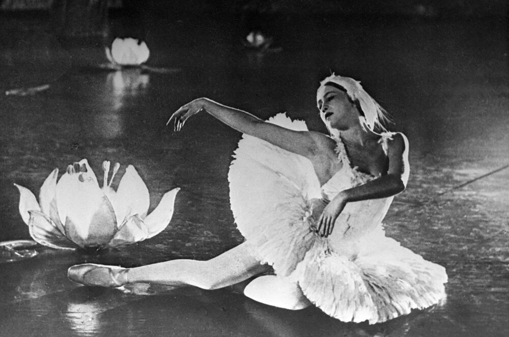    Прима-балерина Государственного академического Большого театра СССР (ГАБТ) Галина Уланова исполняет «Танец умирающего лебедя» Сен-Санса (1956 г). Фото:  РИА Новости/ Саховский