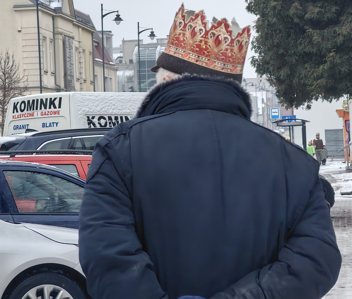 Дедушка в короне. Фото автора.