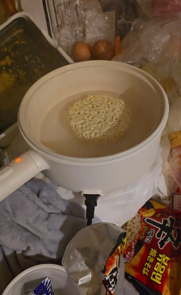 тут она готовит