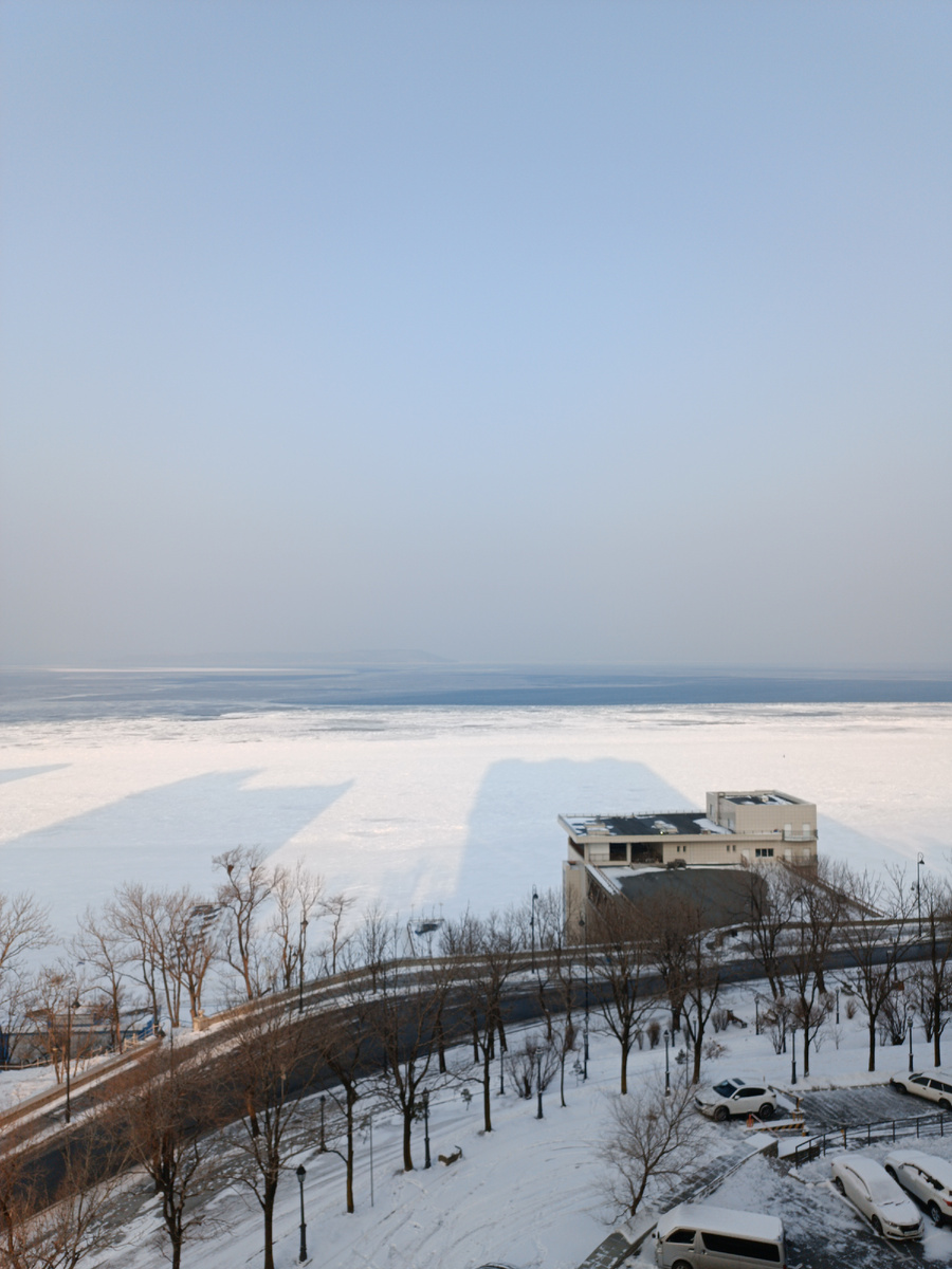 Возможно, за такой вид и не стоило доплачивать. Но однозначно, лучше чем в соседние окна. 