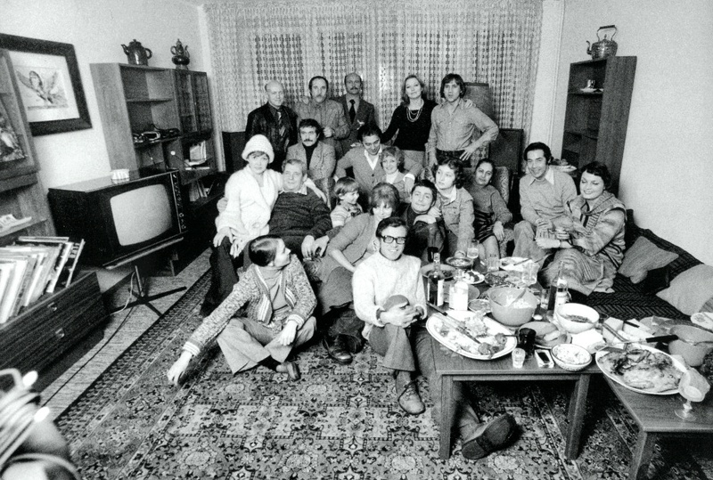 Владимир Высоцкий принимает гостей в своей новой квартире: история одной фотографии из 1975 года