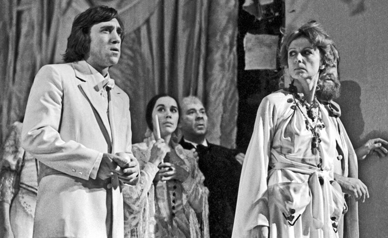 Высоцкий и Алла Демидова в спектакле «Вишневый сад». Фото из открытых источников