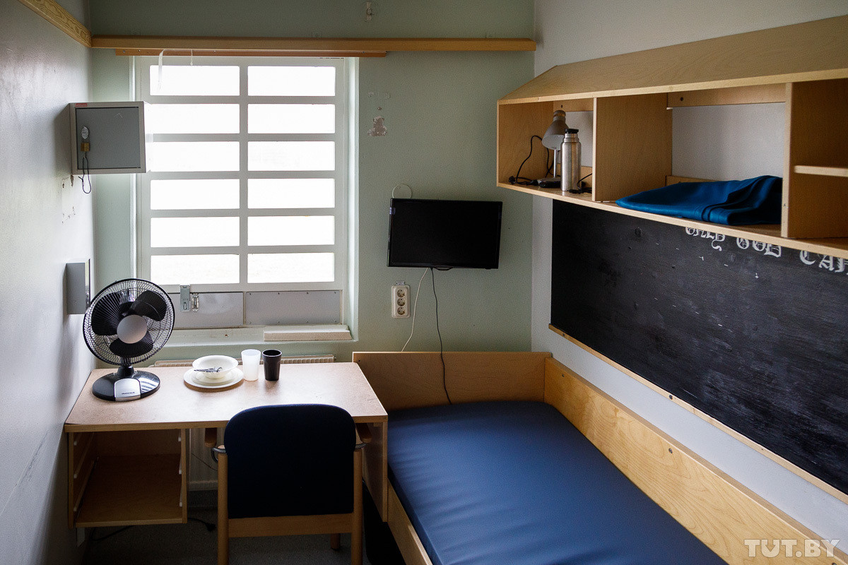 На фото: камера в шведской тюрьме