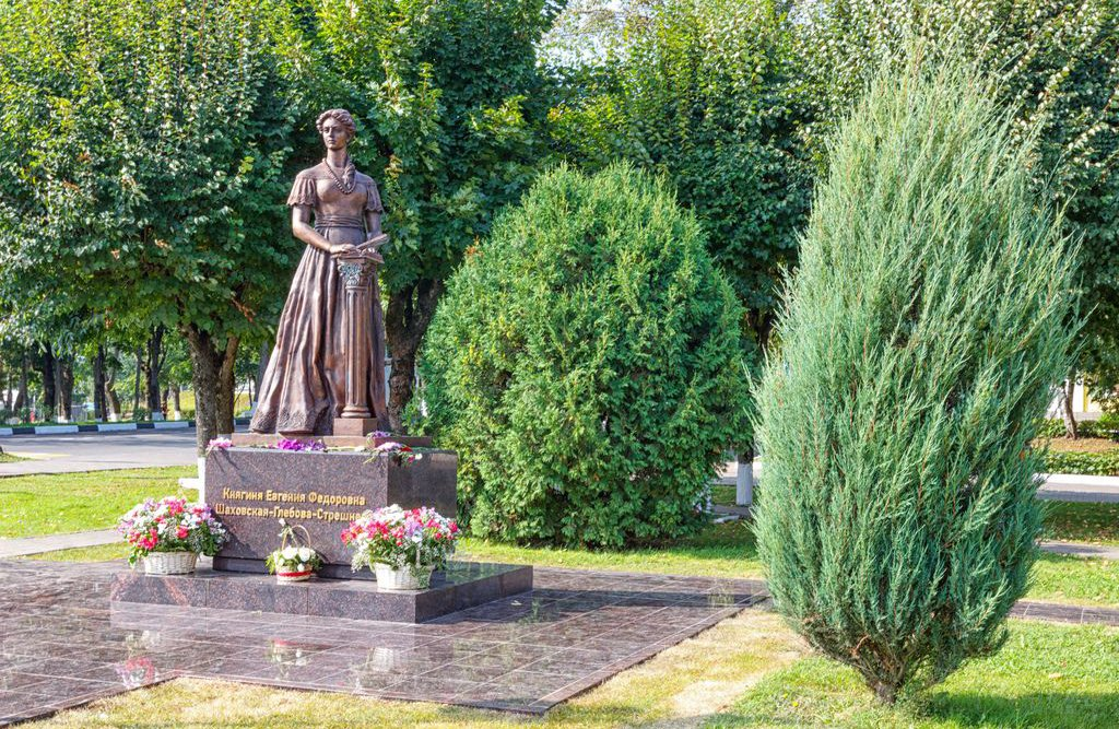 Памятник Шаховской. Фото с сайта https://шах-го.рф/fotogallery/8350-pamyatnik-knyagine-shahovskoy-glebovoy-streshnevoy.html. Взято с Яндекс.Картинки