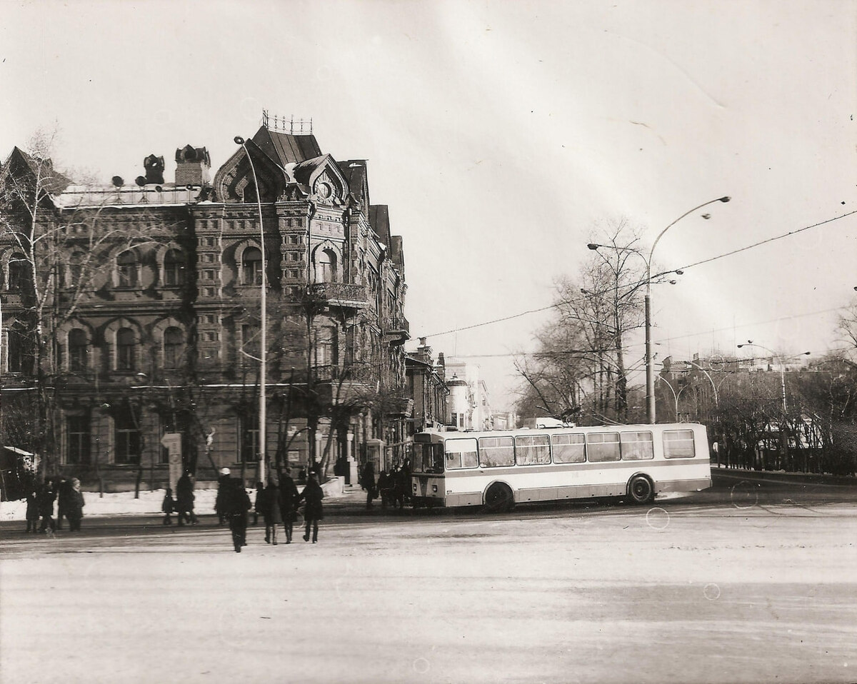    Первый троллейбус на маршруте