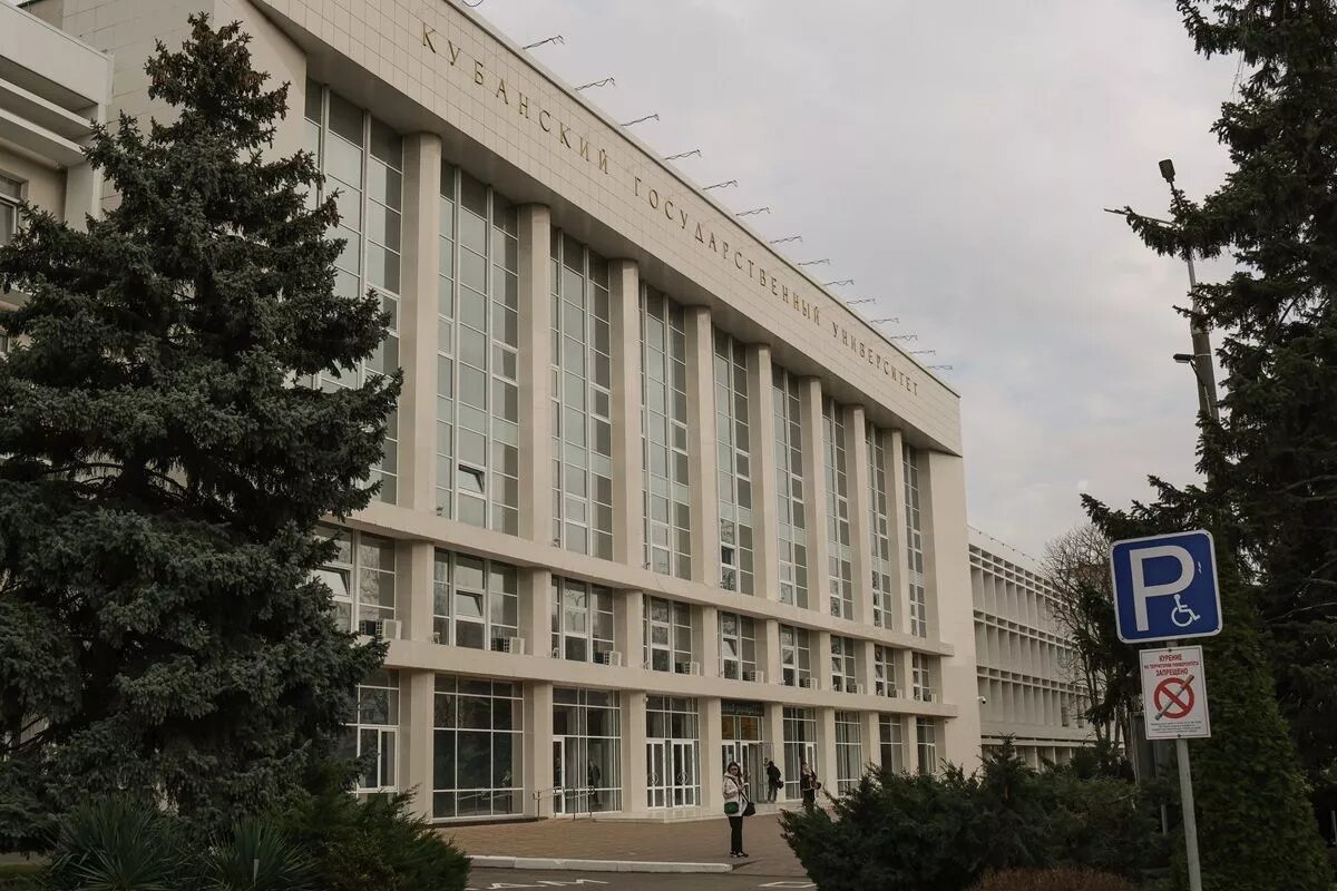 Кубанский госуниверситет с виду не похож на Хогвартс, но зато есть определенное сходство с некогда преподававшими там волшебниками.
Фото: Михаил Ступин