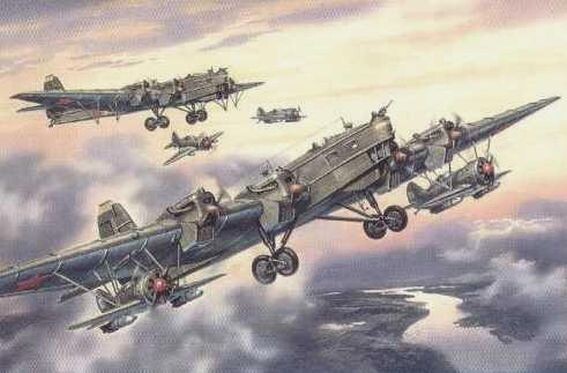 Советский "воздушный авианосец" ТБ-3 и истребители И-16 с бомбами