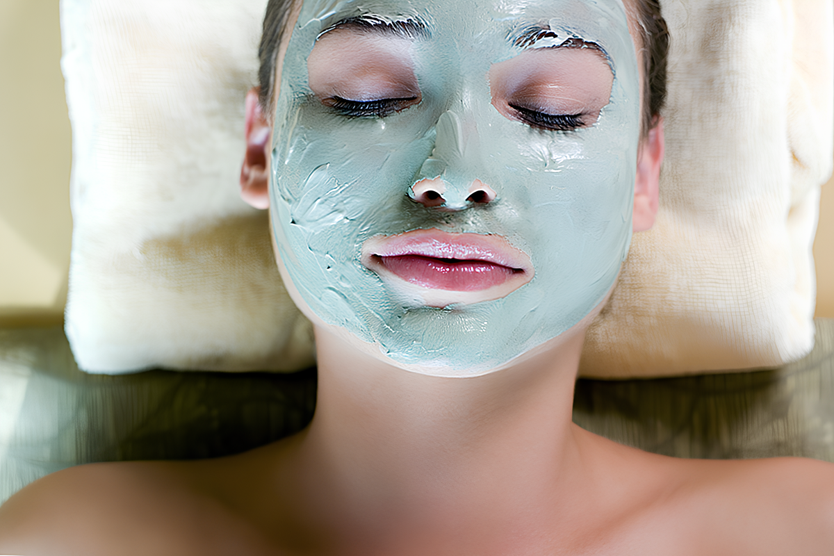 Голубая очищающая маска для лица на васильковой воде