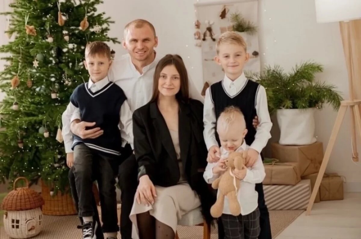    В семье Скоревых - одни мальчишки. Младший родился совсем недавно.