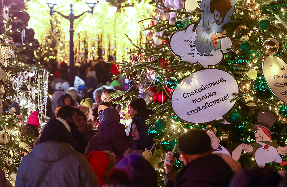     Новогодние каникулы ознаменованы небывалым наплывом туристов в сердце России. На центральных улицах Москвы наблюдаются пробки и большое скопление горожан. Чтобы попасть в популярные места, приходится постоять в очереди.    
В фотогалерее BFM.ru — народные гулянья в праздничной столице.    
 Фото: Ярослав Чингаев/АГН «Москва»