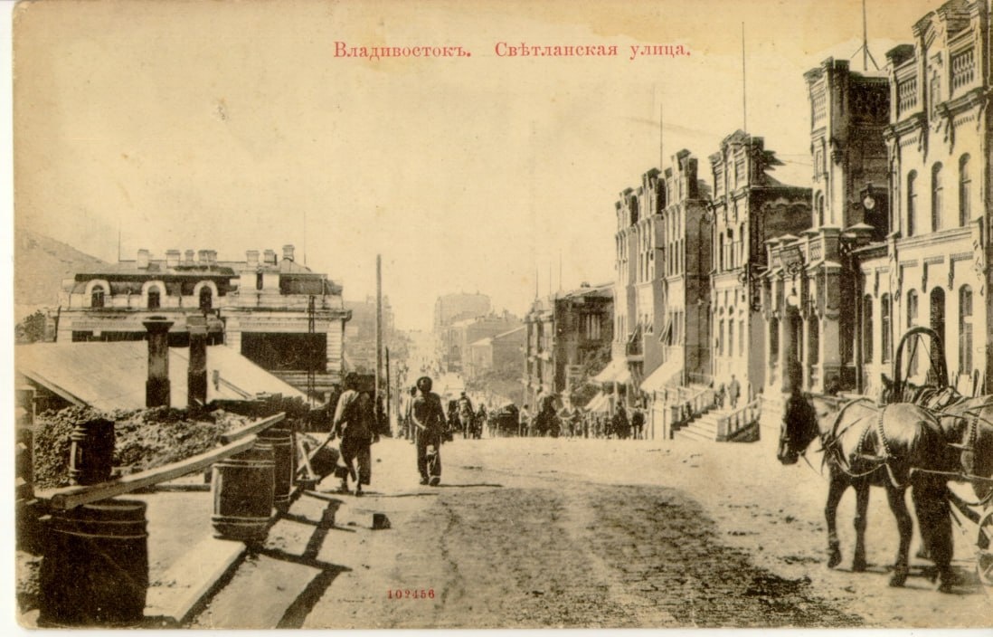 Светланская 1903  
Справа видно первоначальное здание торгового дома «Кунст и Альберс», которое было перестроено в 1906 г.