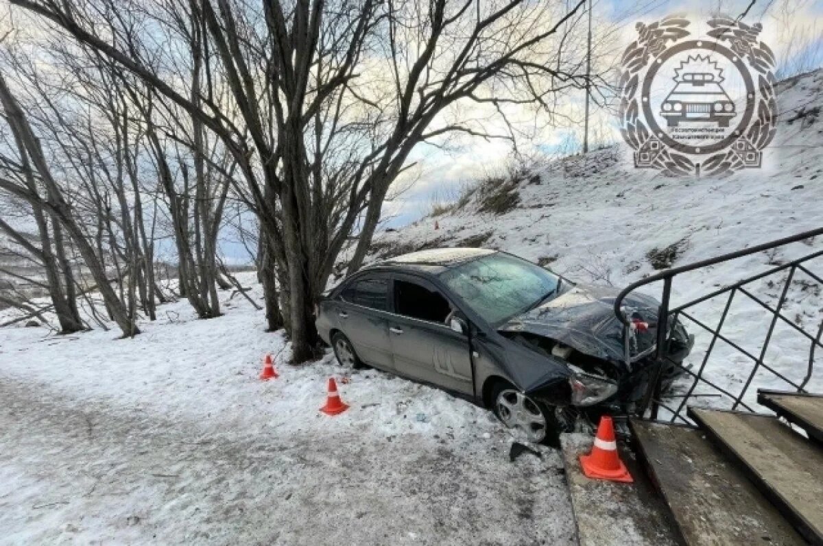    В Петропавловске пьяный водитель умудрился врезаться в лестницу