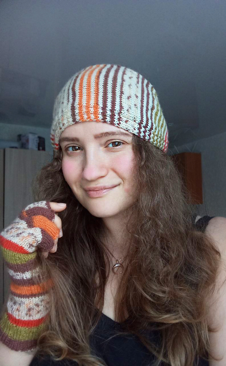 Это я сделал фото, как только довязала комплект из митенок и повязки 