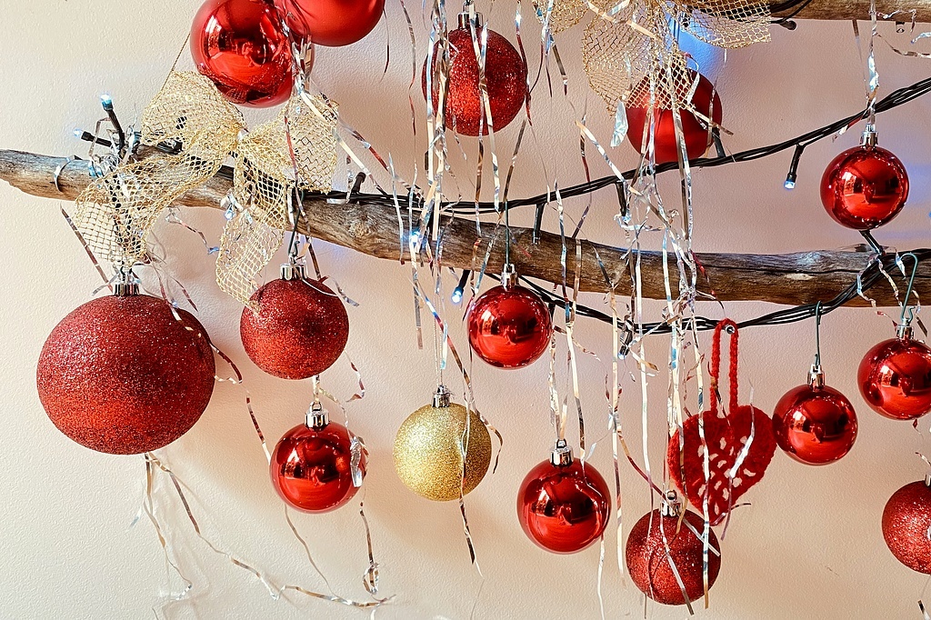 Наша "ёлочка" всё ещё висит на стене, здесь и далее - фото из домашнего архива