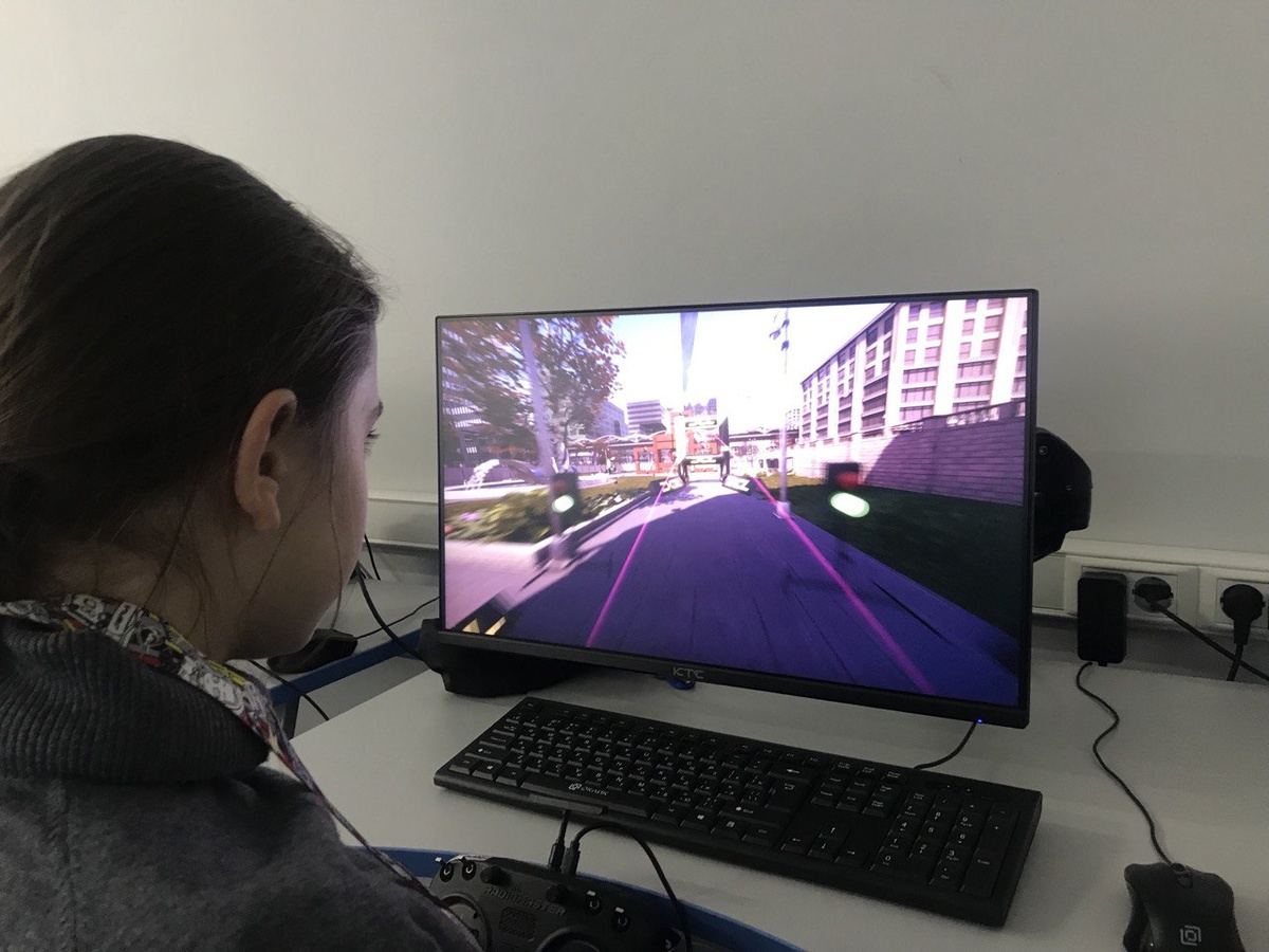 Гонки на тзническом симуляторе DCL Gamer. Взято из апхива автра.