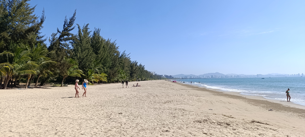 Длинная береговая линия пляжа растянулась на несколько километров