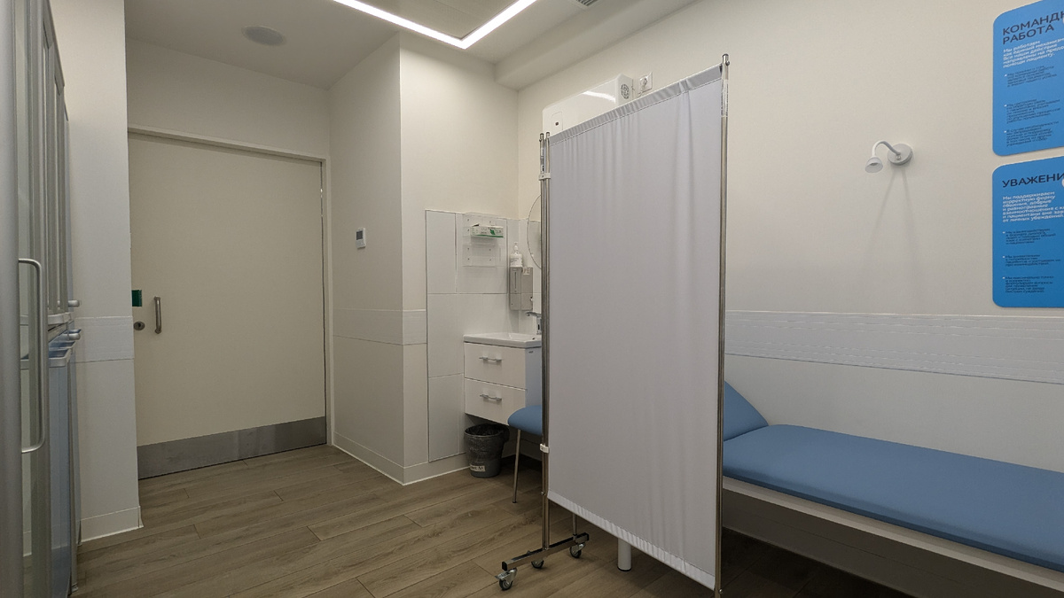 Кабинет врача обычной московской поликлиники. Здесь и далее фото автора