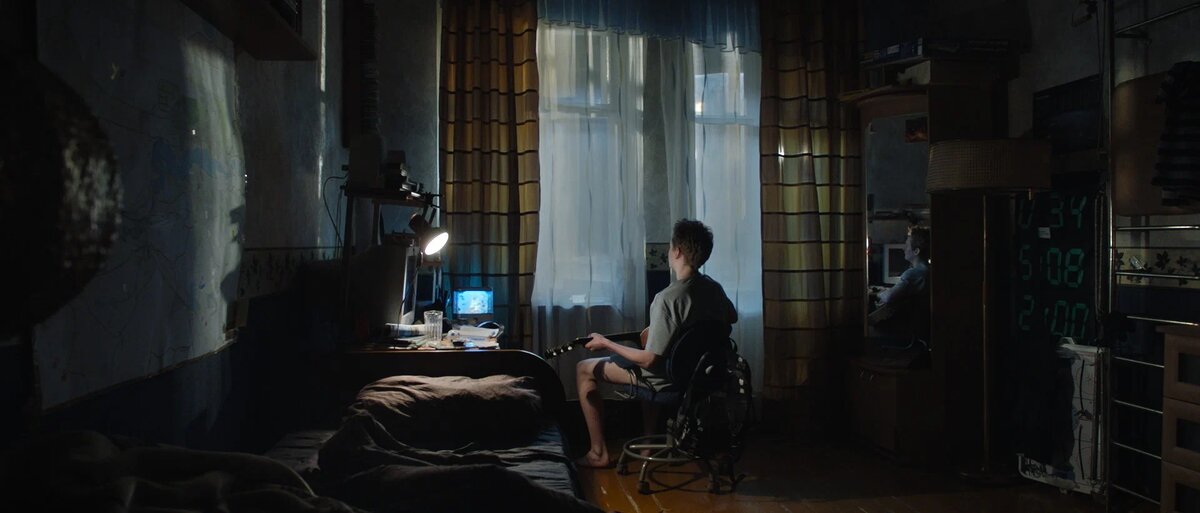 Денис в своей комнате. Кадр из фильма.