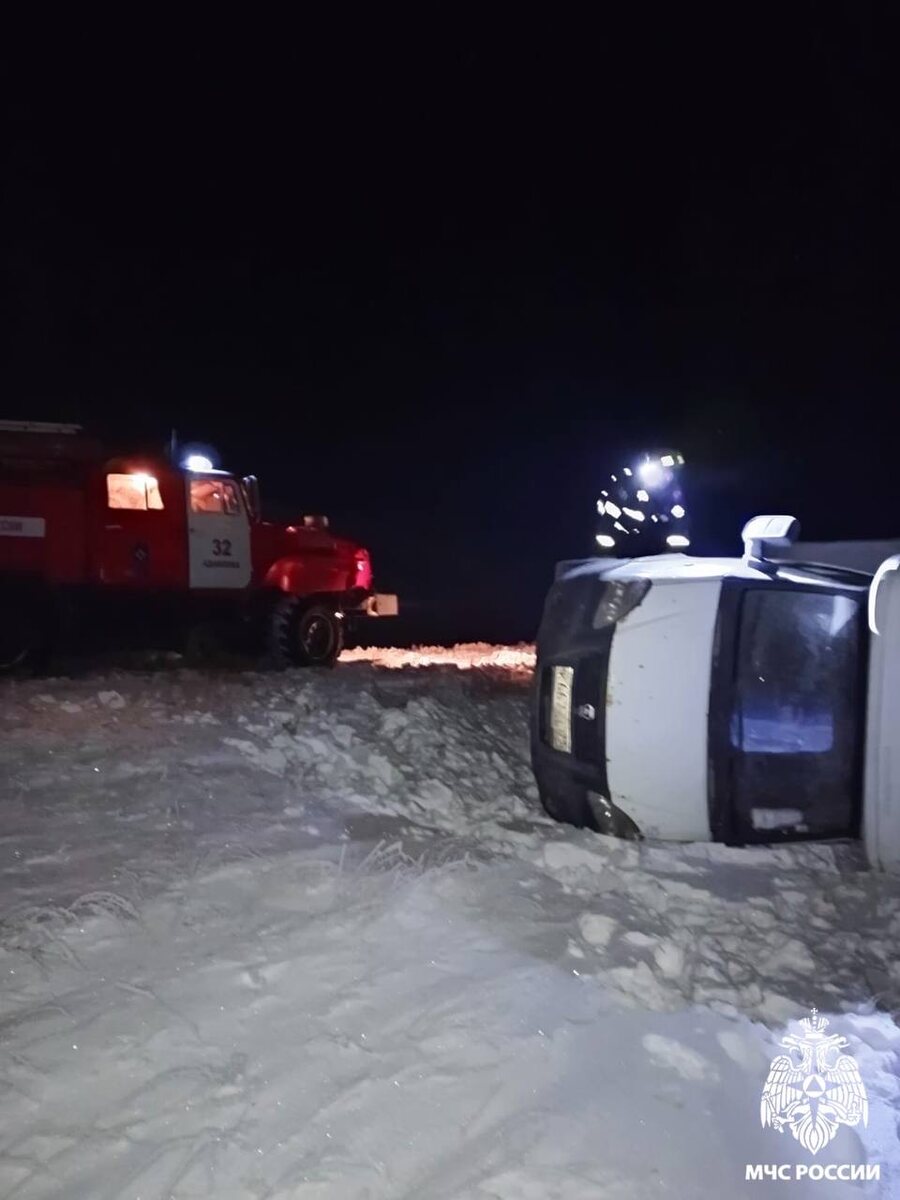  📷    В Адамовском районе пожарные нашли и спасли водителя, который перевернулся на трассе Андрей Севостьянов